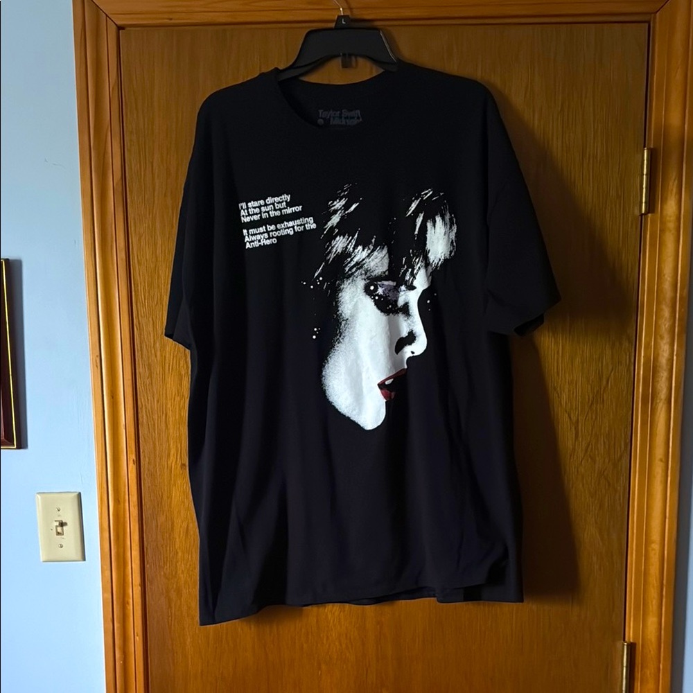 Taylor Swift Black Artistic Short Sleeve Tee